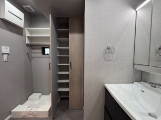 洗濯機置き場もあり、収納力も抜群です。