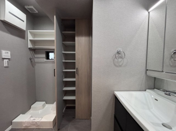 洗濯機置き場もあり、収納力も抜群です。