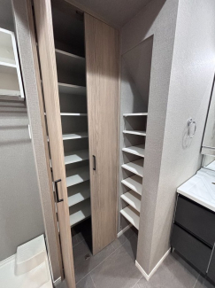 洗面横も収納があり、タオル等も収納可能です。