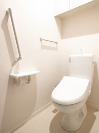 おしゃれな手すりの付いた温水洗浄便座です。収納棚もあります♪