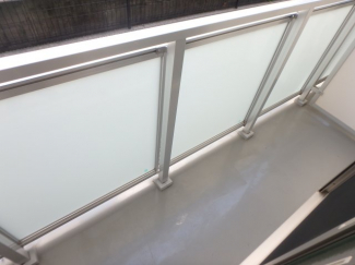 暖かな日差しのふりそそぐバルコニー