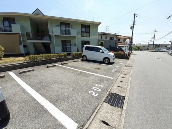 駐車場があるので、車を買う予定の方も安心です