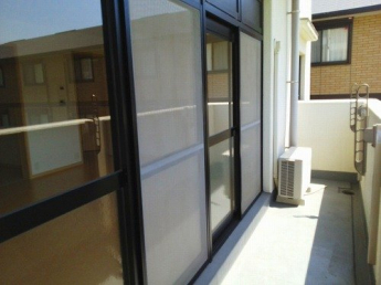 暖かな日差しのふりそそぐバルコニー