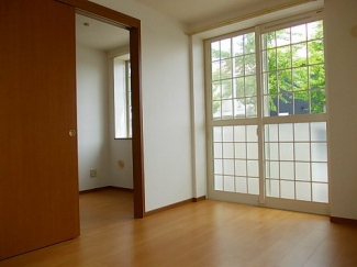 明るい色調の室内です