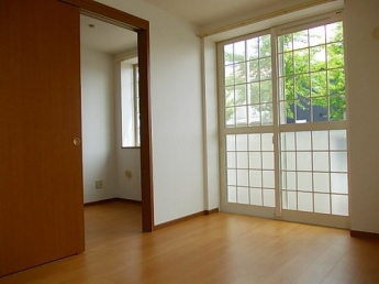 明るい色調の室内です