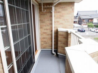 暖かな日差しのふりそそぐバルコニー