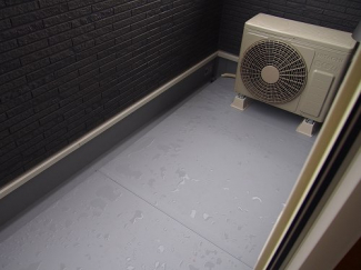 暖かな日差しのふりそそぐバルコニー