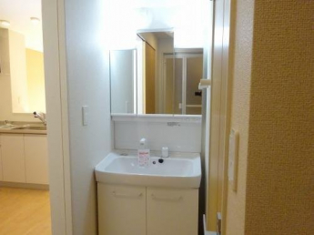 ゆったりとスペースのある洗面所