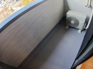 暖かな日差しのふりそそぐバルコニー