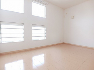 明るい色調の室内です