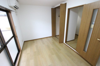 落ち着いて過ごせるお部屋なので、寝室にいかがでしょうか