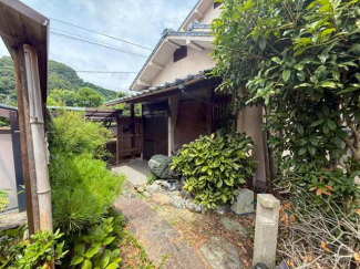 小路の先に待つのは、趣ある和風の玄関です。通路を抜けた瞬間に