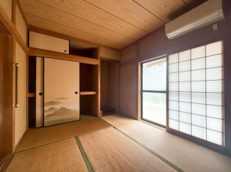 １階和室です。程度も良く、明るい日差しが差し込みます。