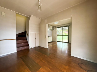 南面に大き目の窓がありますので明るいＬＤＫとなっています。東