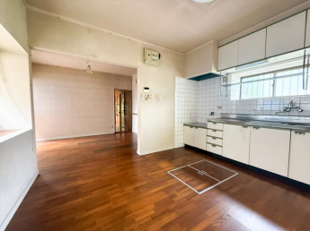 壁付けキッチンなので広めにダイニングスペースを確保できます♪