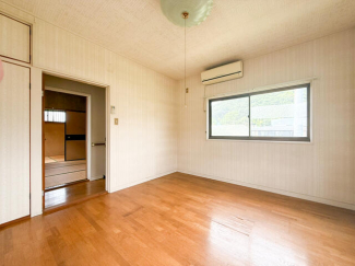 ２階洋室です。３面に窓があるので、かなり明るく風も抜けやすく