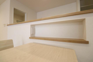 【施工例】ダイニング側にはニッチを設置。コンセントも付いてい
