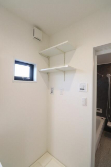 【施工例】洗濯機上に収納棚を設置。洗剤などが置けて便利です。