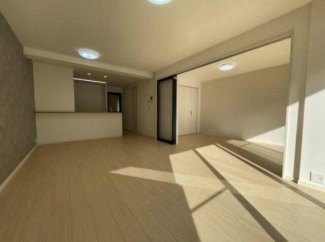 南向きの明るい洋室。隣の洋室と一体利用することで大空間を実現