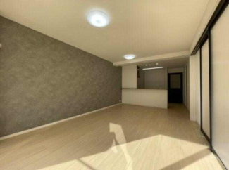 グレーの壁紙が良いアクセント。ナチュラルな床なので、どんなデ