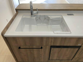 キッチンのシンクには、スポンジ置き場や食器を置くかごも完備さ