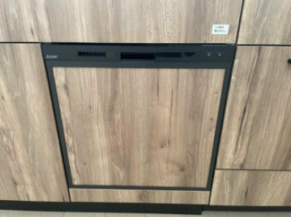 シンクの丁度下に設けられた食洗器です。水垂を防げて安心♪