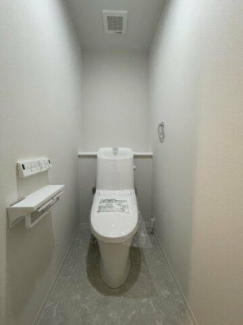 清潔感のある、落ち着いた空間のトイレ。