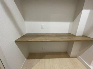 ランドリールーム内のカウンター。アイロンがけや除湿器を設置で