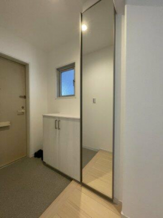 姿見ミラー付きの玄関収納。お出かけ前の身だしなみチェックもバ