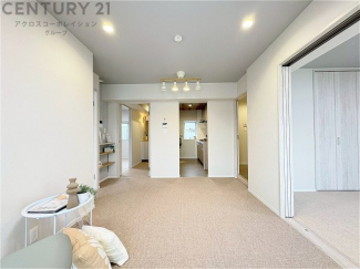 リビングダイニングは家族や友人とのコミュニケーションを楽しむ場所でくつろぎながら食事や会話を楽しめ、多目的に利用できリラックスできる空間です。家庭内の中心として機能し、快適な生活をサポートします。
