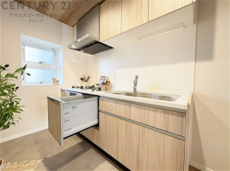 壁付けシステムキッチンはスペースの最大限の有効活用が可能で、動線がスムーズになり調理や準備が快適で効率的に行えます。収納スペースや吊り戸棚が設けられ、調理器具や食器類をスマートに収納できます。
