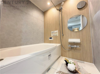 ユニットバスは省スペースでありながら、シンプルな設計と使いやすさを備え、簡便なメンテナンスが可能です。またミラー・小物置き場もあり便利です。
