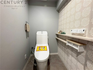 温水洗浄便座付トイレは温水洗浄機能により、暖かい水でおしりを洗浄することができ、冷たい水を使う従来の便座に比べ、温水洗浄機能で暖かいトイレを提供し、快適な使用を可能にします。
