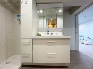 化粧品や洗顔料、歯ブラシなどの必需品をまとめて置ける収納スペースがあり、使用するたびに取り出す手間が省けます。また、水回りのため、濡れても大丈夫な素材が使用されており、お手入れが簡単です。
