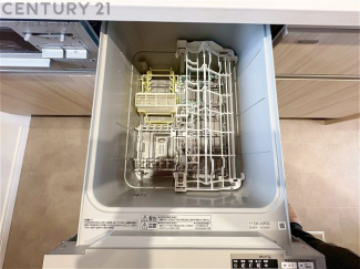 手洗いに比べて時間や労力を節約できることです。また、高温のお湯で洗浄されるため、雑菌や細菌を殺菌する効果もあります。さらに、乾燥機能があるため、手で拭く手間も省け衛生的に保管できます。
