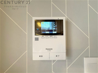 訪問者が来たときにテレビ画面で確認できるため、安心してドアを開けられます。録画機能があるものもあり、留守中に来訪者を記録しておくことができます。利便性が高く、セキュリティ面でも安心です。
