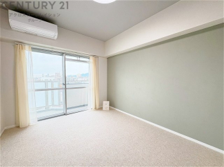 ペールグリーンのアクセントクロスが柔らかい印象の洋室です。