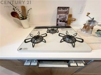 多数の調理器具を同時に使用でき、料理の効率化が可能。省エネで節約になり、様々な料理スタイルに適応できます。また、火力調整が独立しており、手入れや掃除もしやすく、今よりもっとお料理が楽しくなるかも。
