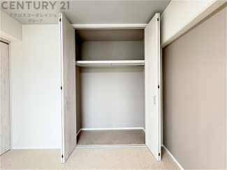 衣類やアクセサリー、小物類の収納が便利で整理整頓がしやすく、部屋の美観を保ちつつ、スペースを最大限に活用できます。衣服のしわやダメージを防ぎ、長持ちさせることができます。
