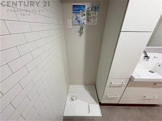 洗濯物の仕分け作業がしやすく、整理整頓が容易になります。洗濯音や湿気を他の部屋に持ち込まず、生活環境を快適に保ちます。上部を活用すれば収納スペースを確保でき洗剤や洗濯用品の整理もしやすくなります。
