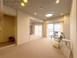 キッチン前のダイニングスペース。