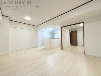 リビングダイニングは家族や友人とのコミュニケーションを楽しむ場所でくつろぎながら食事や会話を楽しめ、多目的に利用できリラックスできる空間です。家庭内の中心として機能し、快適な生活をサポートします。