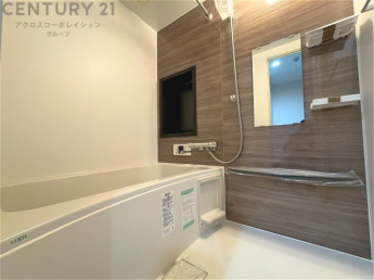 ユニットバスは省スペースでありながら、シンプルな設計と使いやすさを備え、簡便なメンテナンスが可能です。窓付きで換気にも便利です。またミラー・小物置き場もあり便利です。