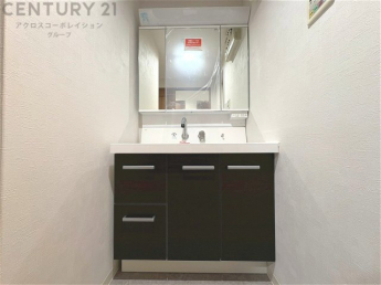 化粧品や洗顔料、歯ブラシなどの必需品をまとめて置ける収納スペースがあり、使用するたびに取り出す手間が省けます。また、水回りのため、濡れても大丈夫な素材が使用されており、お手入れが簡単です。