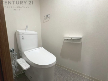 温水洗浄便座付トイレは温水洗浄機能により、暖かい水でおしりを洗浄することができ、冷たい水を使う従来の便座に比べ、温水洗浄機能で暖かいトイレを提供し、快適な使用を可能にします。