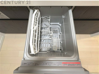 手洗いに比べて時間や労力を節約できることです。また、高温のお湯で洗浄されるため、雑菌や細菌を殺菌する効果もあります。さらに、乾燥機能があるため、手で拭く手間も省け衛生的に保管できます。