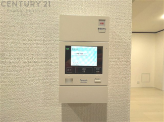 訪問者が来たときにテレビ画面で確認できるため、安心してドアを開けられます。録画機能があるものもあり、留守中に来訪者を記録しておくことができます。利便性が高く、セキュリティ面でも安心です。