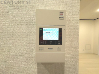 訪問者が来たときにテレビ画面で確認できるため、安心してドアを開けられます。録画機能があるものもあり、留守中に来訪者を記録しておくことができます。利便性が高く、セキュリティ面でも安心です。