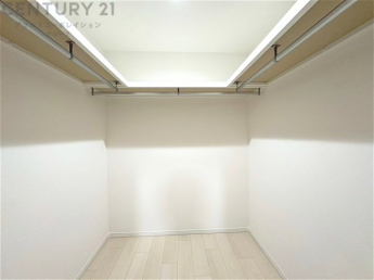 収納力が高く洋服や小物を整理しやすく、更衣室のように使え、部屋がすっきり保てます。収納の配置を自由に調整でき、換気性が良く防湿・防虫対策も可能。快適で機能的な生活空間を実現できます♪