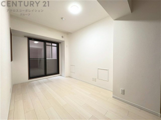 明るい色合いのフローリングとクロスを使用した洋室は家具やインテリアとも調和しやすく空間が広く感じられ開放感を生み出します。自然光を効果的に反射し、室内を明るく保つため、日中の照明使用を抑えられます。